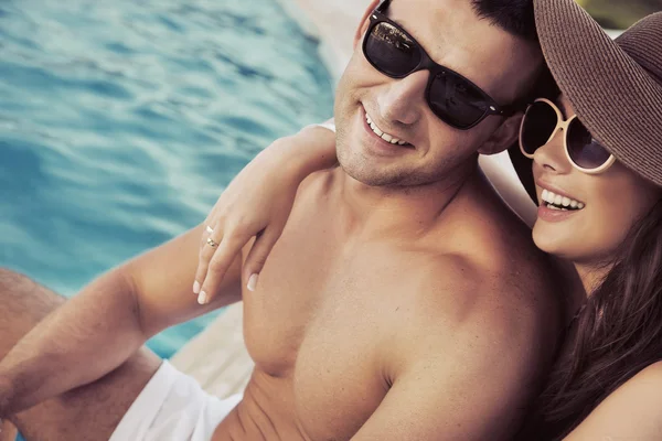 Attraktivt par på vid poolen — Stockfoto