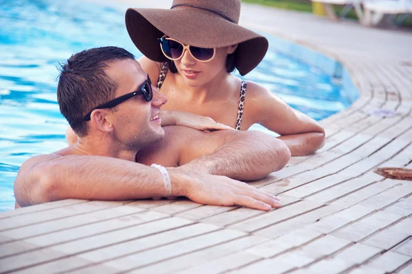 Attraktivt par på vid poolen — Stockfoto