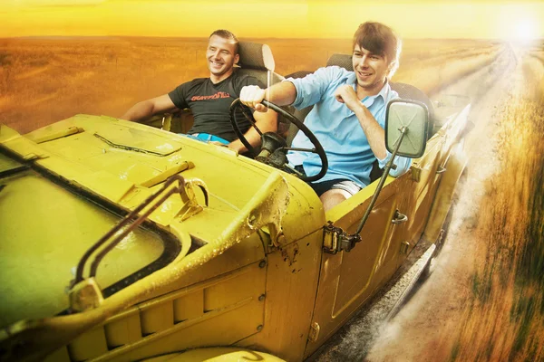 Dois caras bonitos dirigindo um cabriolet — Fotografia de Stock
