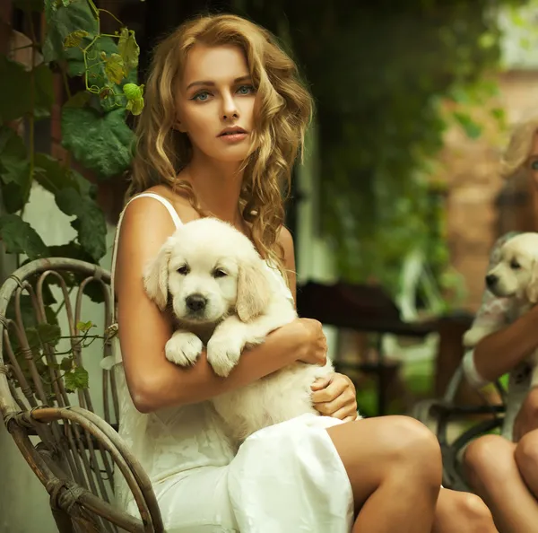 Portret Młoda blondynka przytulanie cute puppy — Zdjęcie stockowe