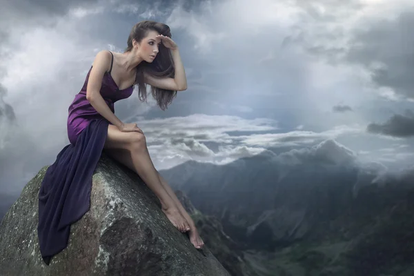 在一座山的完美黑发美女 — 图库照片