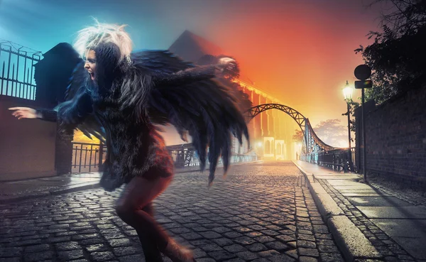 乌鸦在空城市街道上运行的女人 — 图库照片
