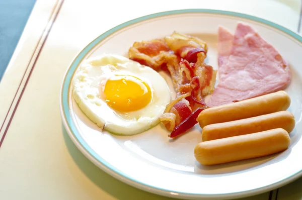 Завтрак, яичница и колбаса — стоковое фото