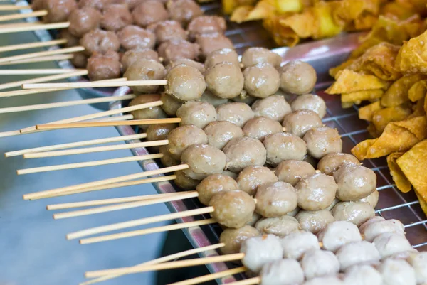 Bola de carne frita con palo de bambú, Bola de carne de res — Foto de Stock