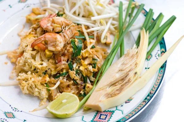 Paad Thai, estilo nativo tailandés de fideos fritos con huevo —  Fotos de Stock