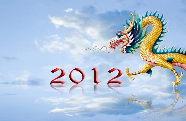 Dragón volando con 2012 año número y fondo cielo agradable —  Fotos de Stock