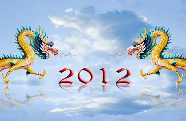 Dragon voler avec 2012 et beau ciel nuageux — Photo