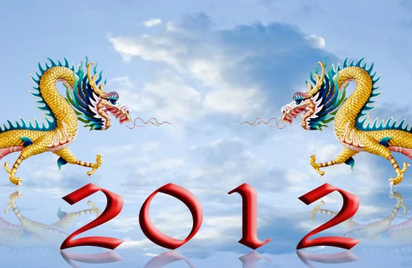 Дракон летит с номером 2012 года на фоне неба — стоковое фото