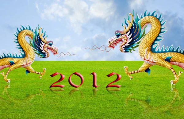 Dragón de oro volando sobre los campos con el número de año 2010 — Foto de Stock