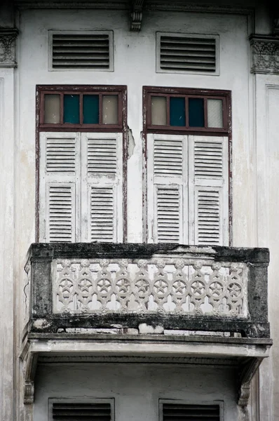 旧窗口上复古的建筑 — 图库照片
