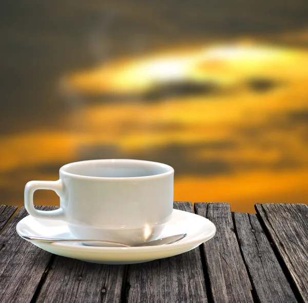 Kaffekopp på träbordet — Stockfoto