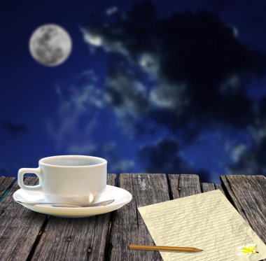 sıcak kahve ve kağıt, mektup, posta ile gece gökyüzünün yazmak