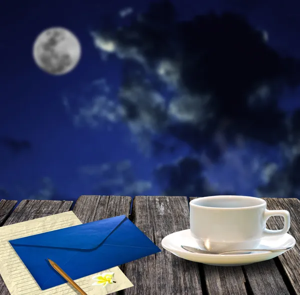 Sıcak kahve ve kağıt, mektup, posta ile gece gökyüzünün yazmak — Stok fotoğraf