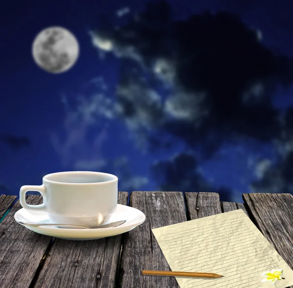 Café quente e papel carta para escrever correio com céu noturno — Fotografia de Stock