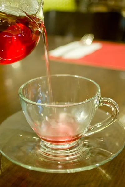 Горячий чай наливают в чашку — стоковое фото