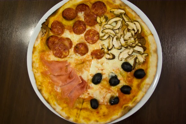 Pizza vier Geschmacksrichtungen — Stockfoto