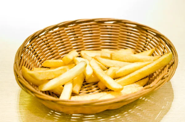 Batatas fritas em cesto — Fotografia de Stock