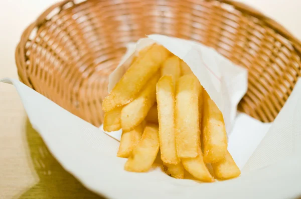 Batatas fritas em cesto — Fotografia de Stock