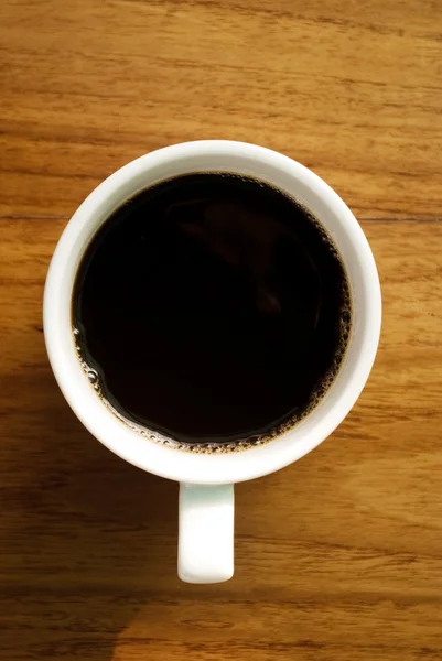 Heiße Kaffeetasse auf Holztisch — Stockfoto