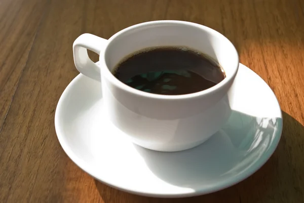 Чашка горячего кофе утром — стоковое фото
