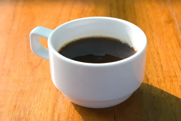 Taza de café caliente por la mañana —  Fotos de Stock