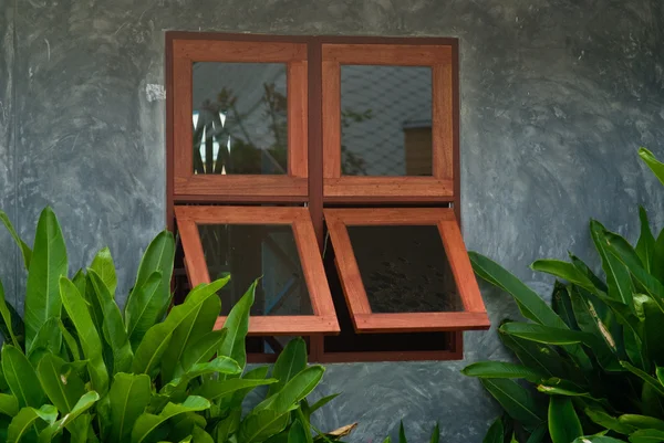 Деревянная оконная рама на бетонной стене — стоковое фото