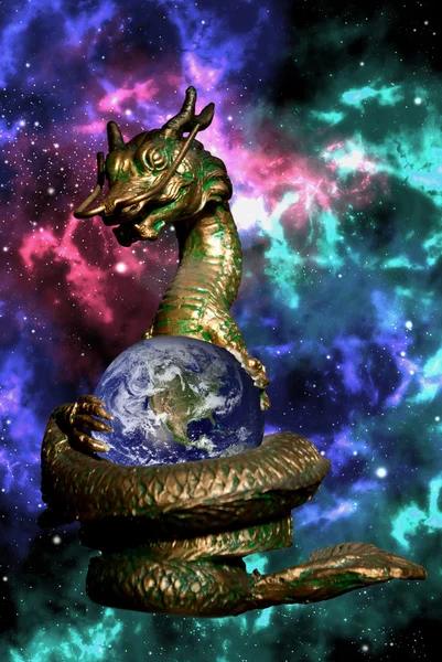Draken rullade jorden i rymden med orion — Stockfoto