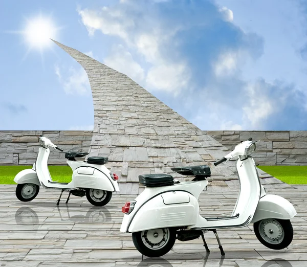 Retro scooter met stenen weg naar zon — Stockfoto