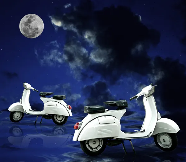 Parking scooter rétro sur sol mouillé — Photo