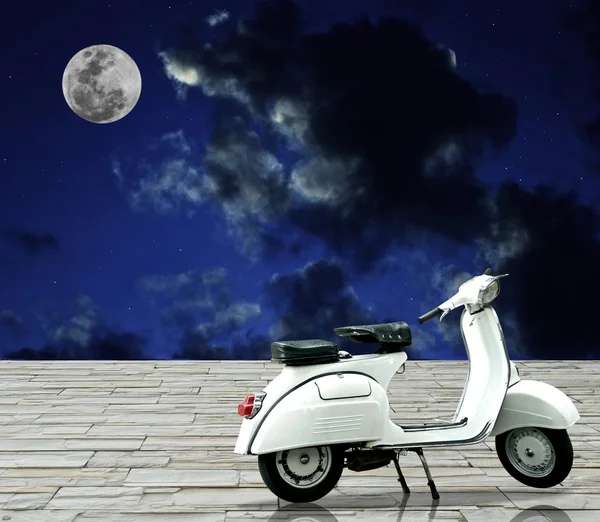 白色复古摩托车与满月的夜晚的天空 — 图库照片