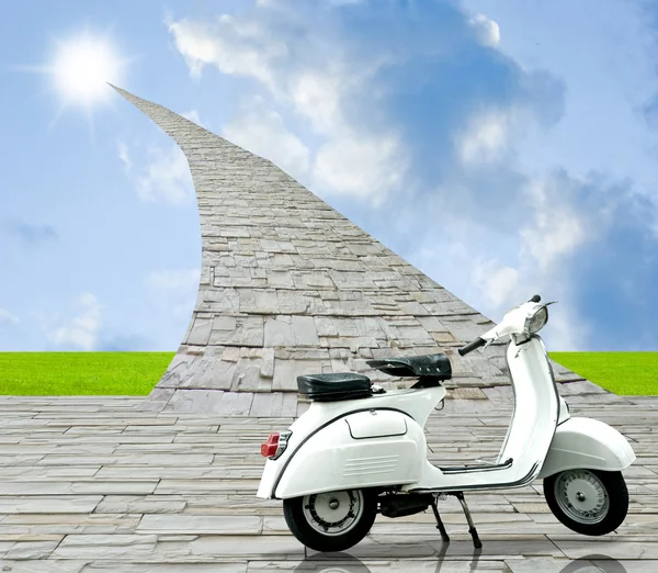 Scooter retro branco com estrada de pedra para o sol — Fotografia de Stock