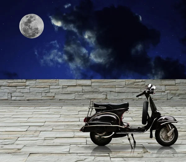 黑色踏板摩托车停车与满月 — 图库照片
