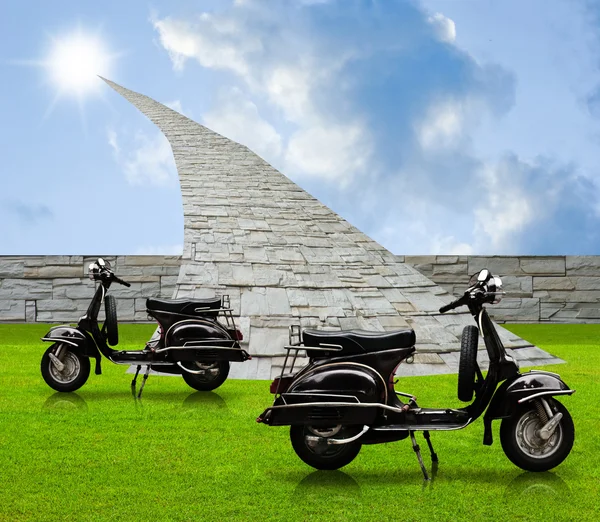 Zwarte retro scooter met stenen weg naar zon — Stockfoto