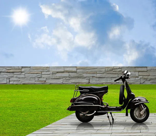 Black retro scooter parking in the garden — Stock Photo, Image