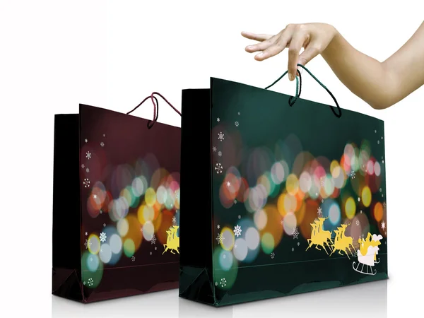 Mädchen nehmen die grüne Einkaufstasche für Weihnachten in die Hand — Stockfoto