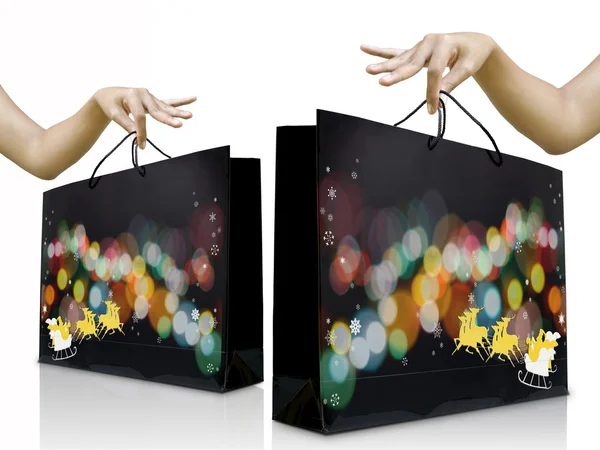 Le mani delle donne raccolgono la borsa della spesa di Natale — Foto Stock