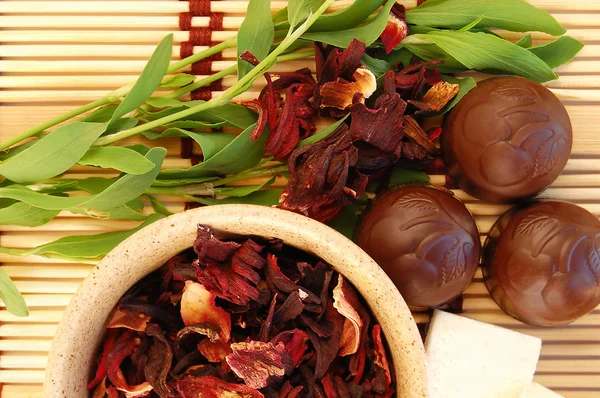 Σοκολάτες και τσάι από βότανα — Φωτογραφία Αρχείου