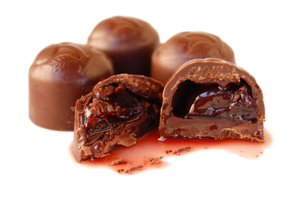 Lezzetli siyah çikolatalı pralinler. — Stok fotoğraf