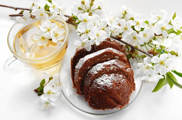 Dolce al cioccolato, tè e fiori di ciliegio — Foto Stock