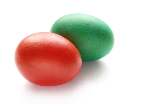 在白色背景上的两个复活节彩蛋。 — 图库照片