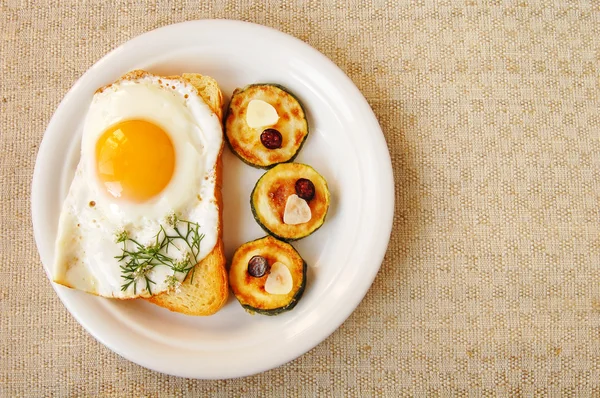 Stekt ägg och zucchin — Stockfoto