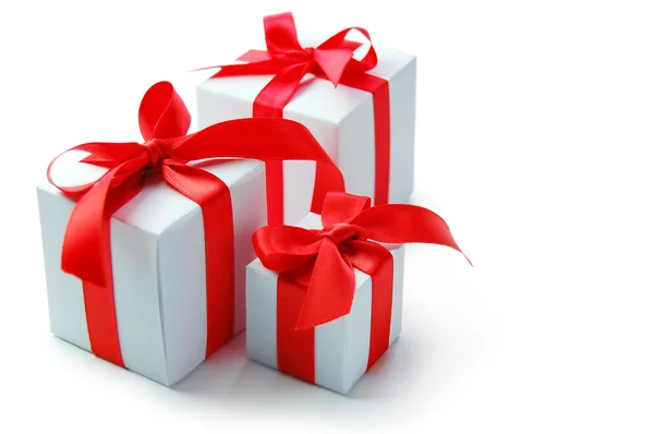 Geschenkbox mit roter Schleife — Stockfoto