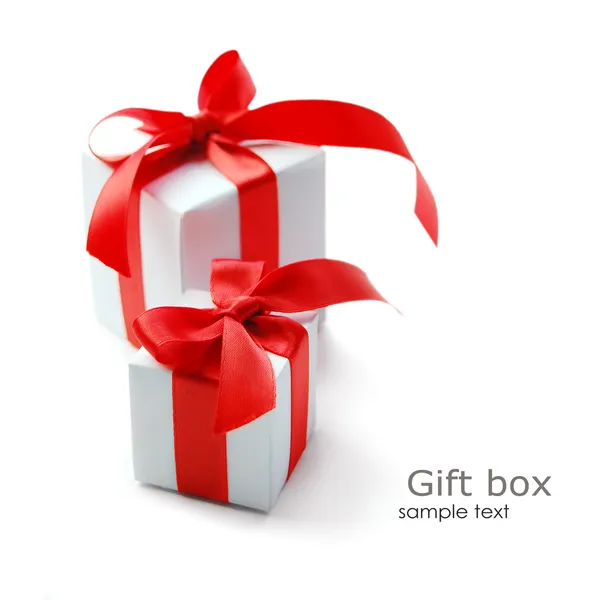 Подарочная коробка с красной лентой — стоковое фото