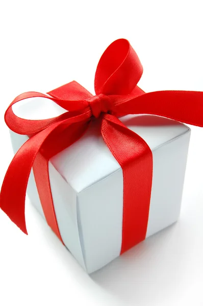 Kırmızı kurdeleli hediye kutusu — Stok fotoğraf