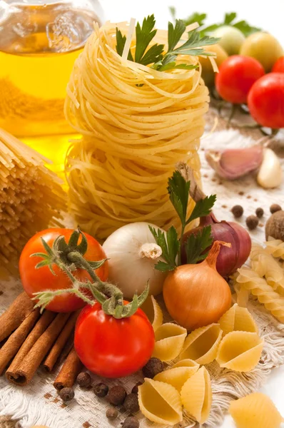 Pasta's, groenten en specerijen — Stockfoto