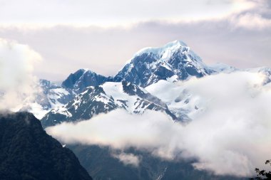 Bulutlarda kaplı mount cook