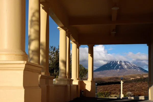 Visa från chateau tongariro till fäste ngauruhoe — Stockfoto