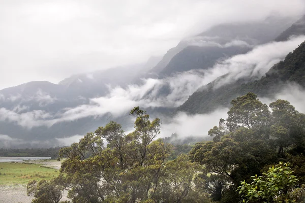 Haast Pass with fog clouds — Stock Photo, Image