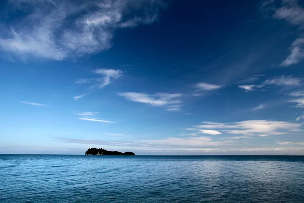 Linia wybrzeża i małej wyspie w abel tasman national park — Zdjęcie stockowe