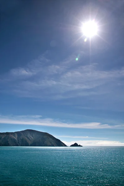 Deniz kıyısı mavi gökyüzü ile — Stok fotoğraf